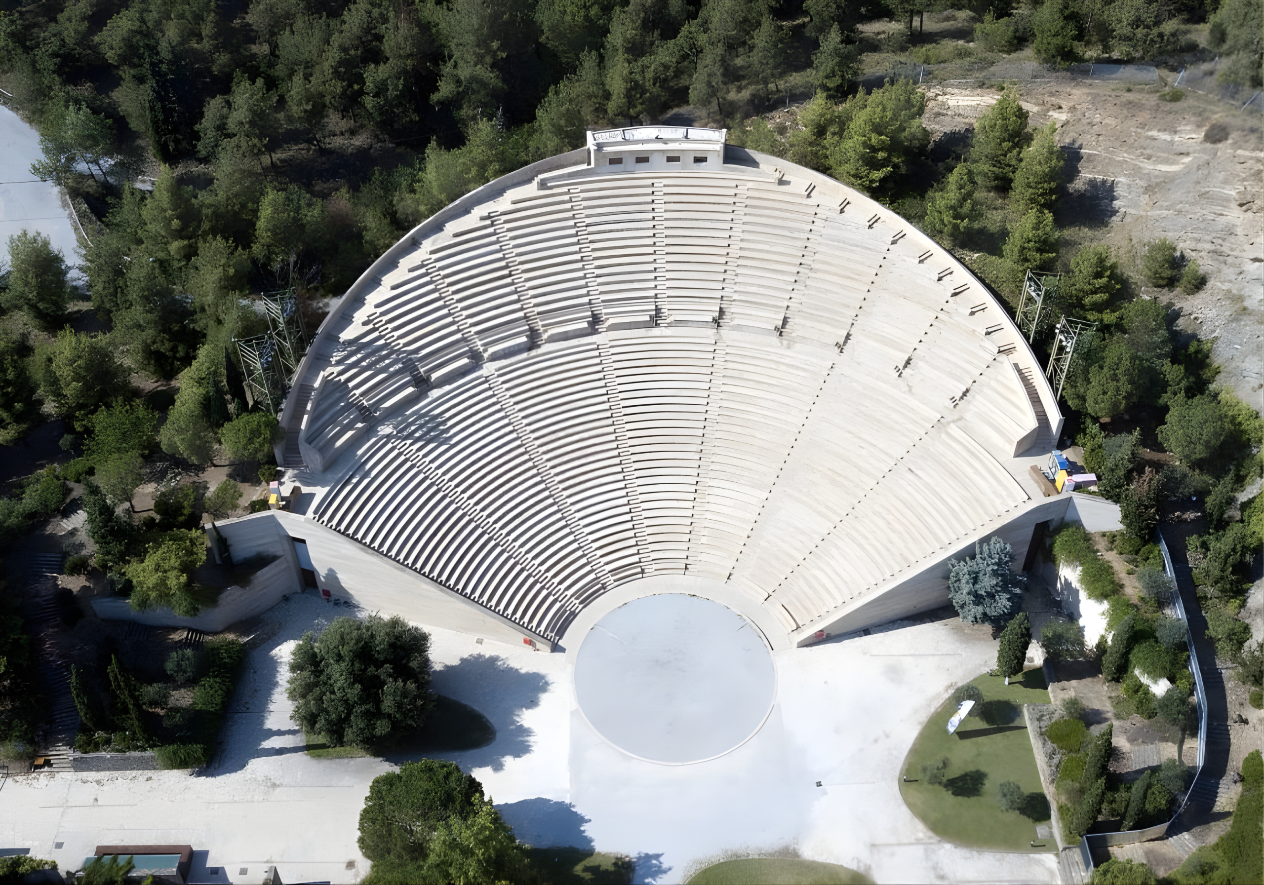 Θέατρο Γης - Marble project (Travertino Greco) in Θεσσαλονίκη, Ελλάδα by SKARIS MARBLE Ltd